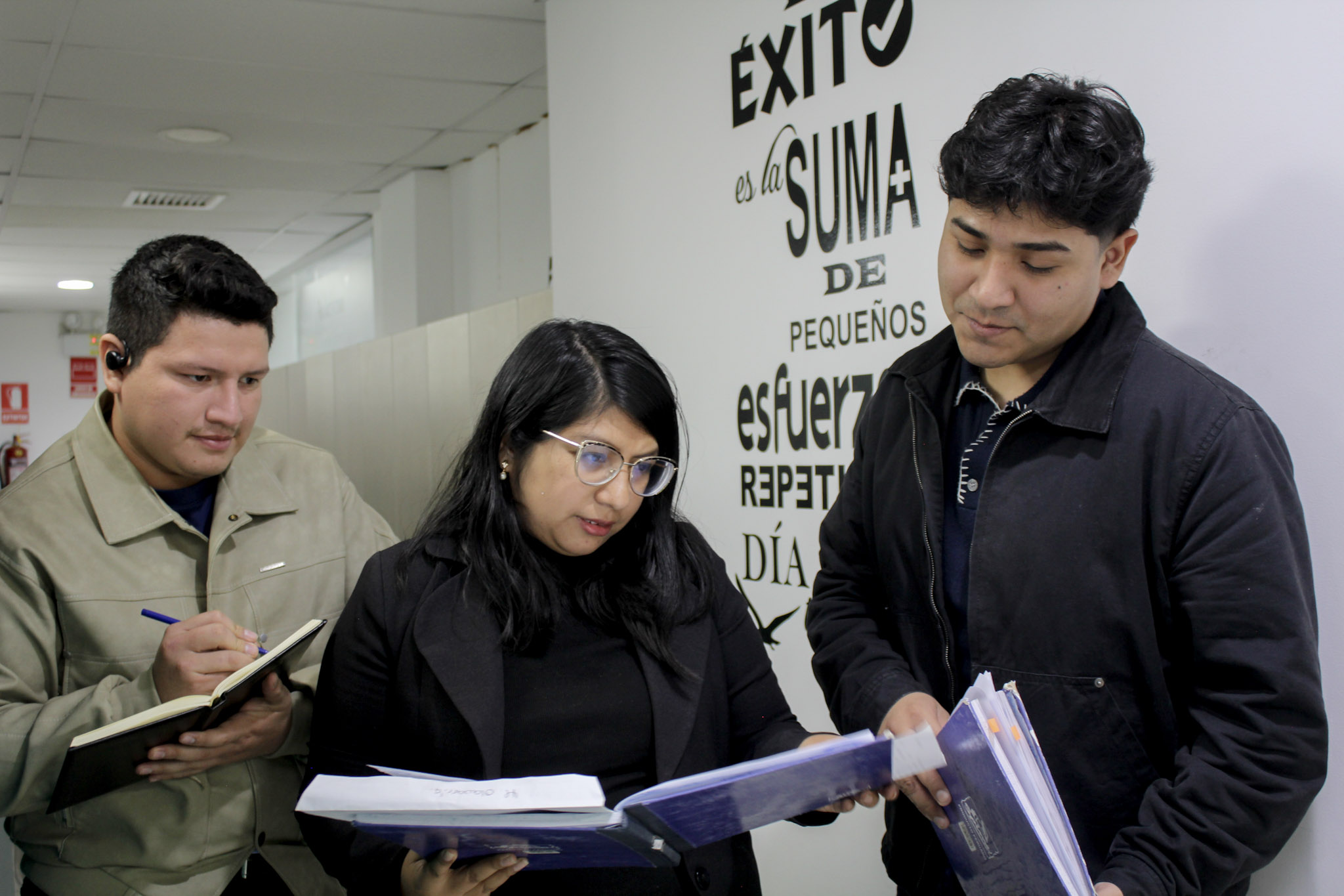 Equipo de consultores con tecnología avanzada